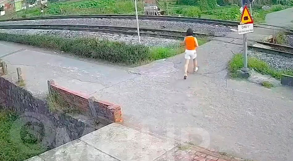 Caminó hacia el tren que se aproximaba en un cruce