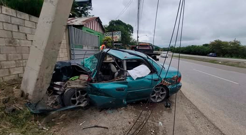 Contra un poste del tendido eléctrico, en el tramo El Pino
