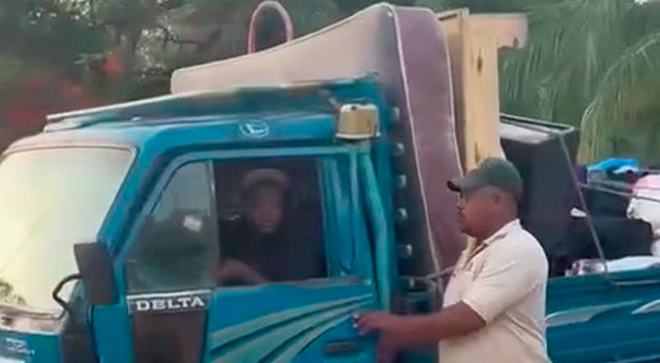 Cuando cargaban una mudanza en un camión