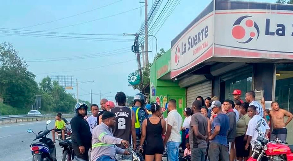 En el cruce de la bomba km5 en la autopista San Cristóbal-Baní