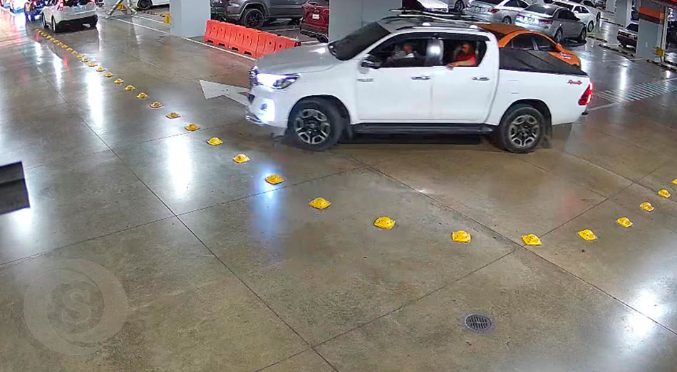 En el estacionamiento del Ágora Santiago Center