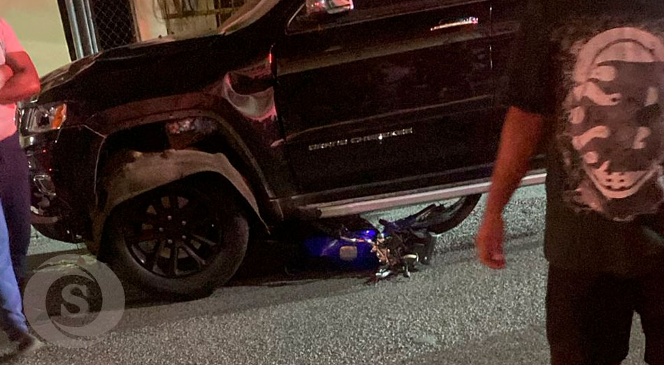 En la calle del Play en Ocoa, dos mujeres
