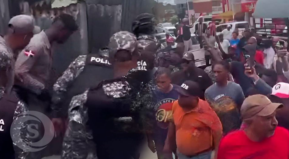 En plena vía pública, en Villa Altagracia, frente a una dotación policía