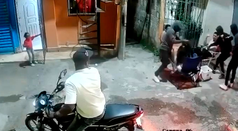 Encapuchados despoja de sus pertenencias a una familia