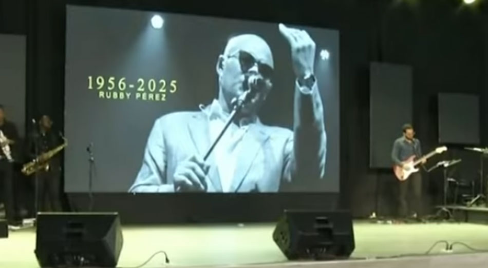 Familiares y amigos del reconocido merenguero Rubby Pérez se reunieron en la iglesia Mahanaim