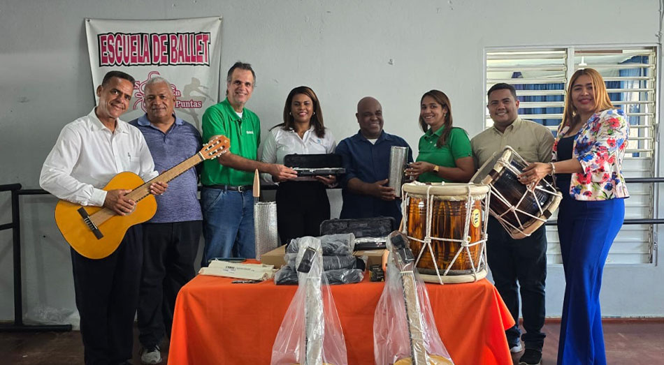 GRUPO RAMOS–APREZIO NAVARRETE ENTREGA INSTRUMENTOS MUSICALES A LA CASA DE CULTURA DE NAVARRETE, INC.