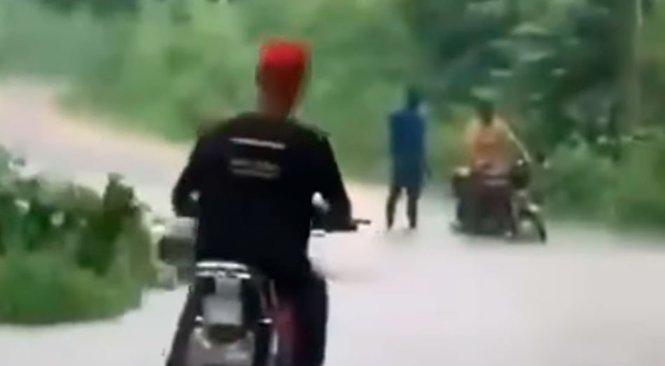 Hombre cae a un río y se salva de milagro