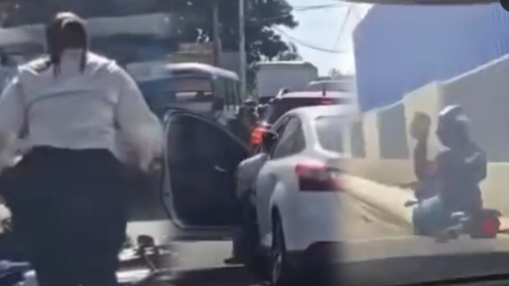 Motorista lanzó una piedra contra su vehículo