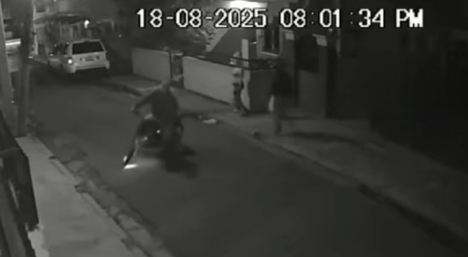 Se desplazaban en una motocicleta y lograron sustraer la cartera