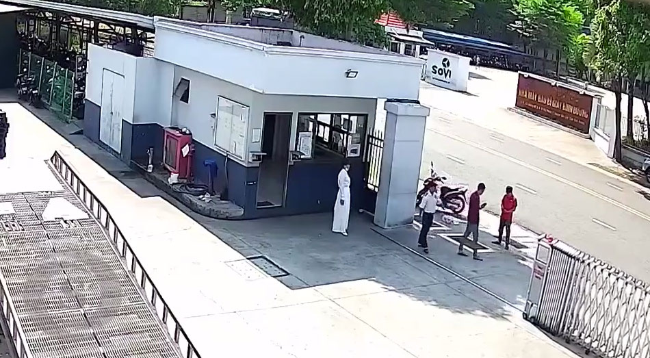 Tres enormes rollos de lona plástica