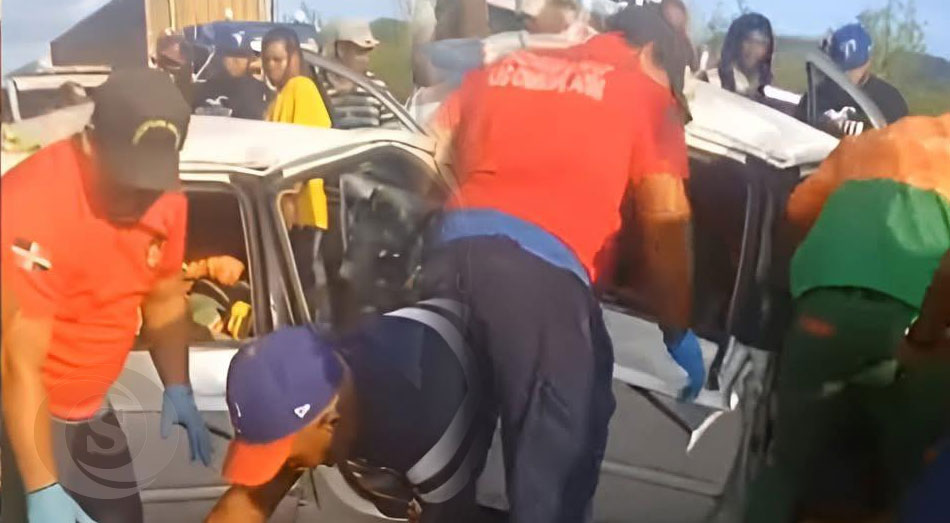 Un automóvil Toyota Camry y una camioneta Toyota Hilux