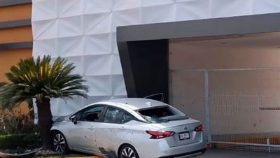 Un automóvil Versa color gris