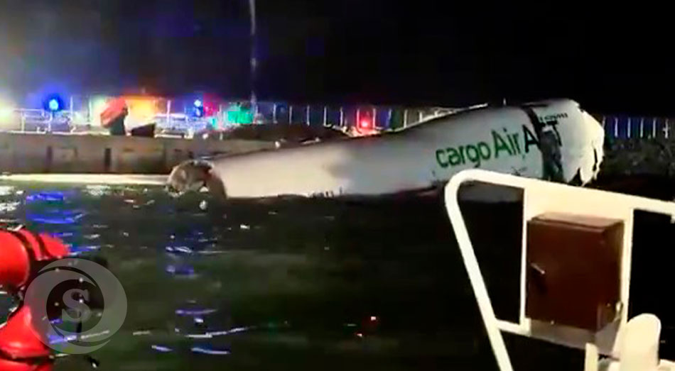 Un avión, se salió de la pista