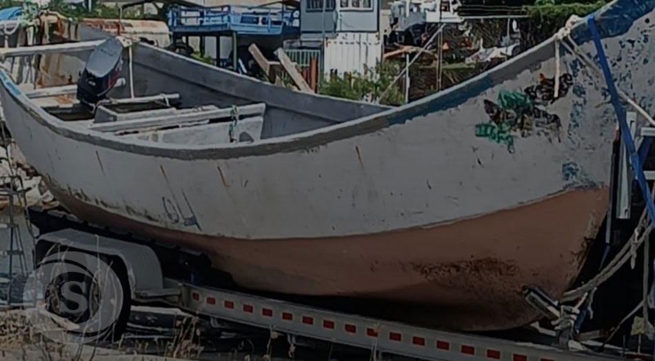 Un barco hallado a la deriva con 13 personas