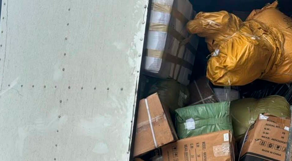 Un camión cargado de mercancías