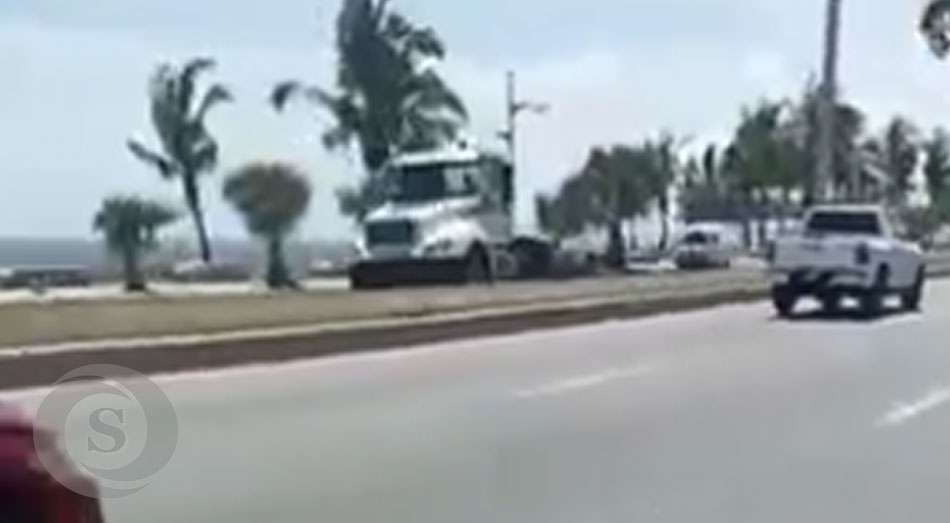 Un camión en plena vía del malecón de Santo Domingo
