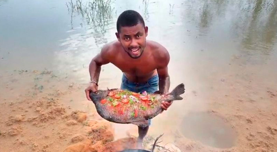 Un pescado tambaqui de 13 kilogramos