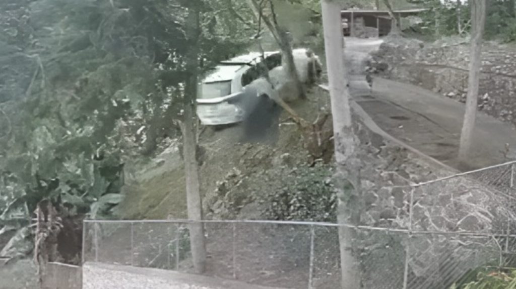 Un vehículo cayó por un precipicio