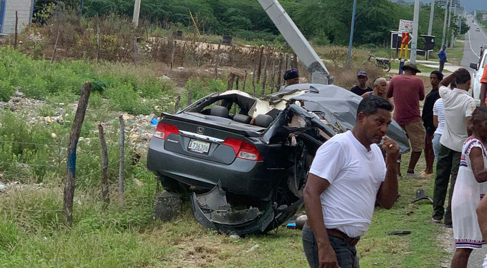 Un vehículo perdió el control en la conocida recta de Azua