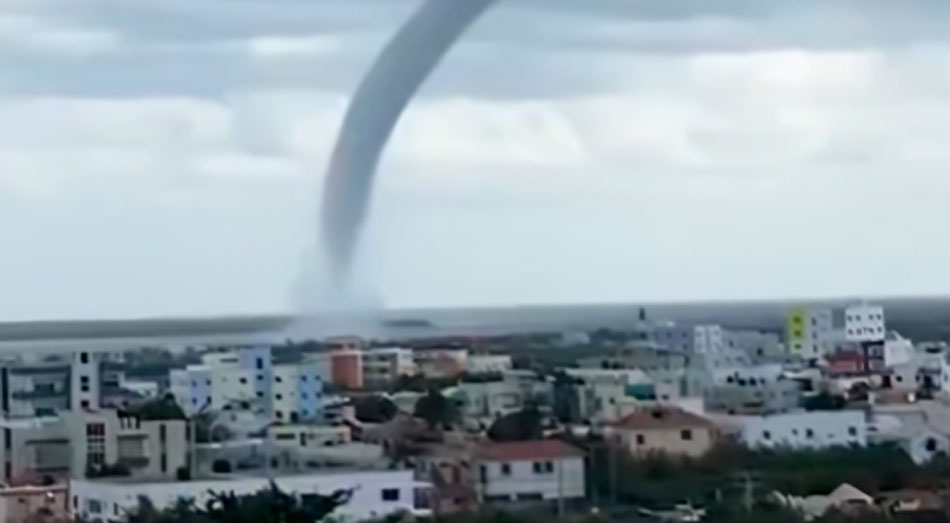 Un vórtice de aire giratorio descendió hasta la superficie del mar