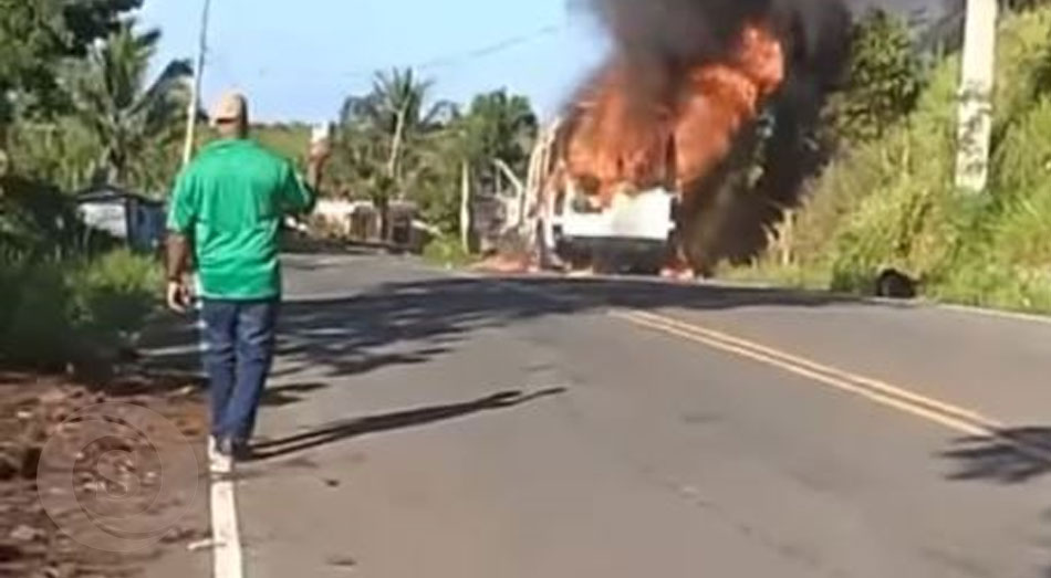 Una guagua de transporte de pasajeros en la ruta Miches-El Seibo