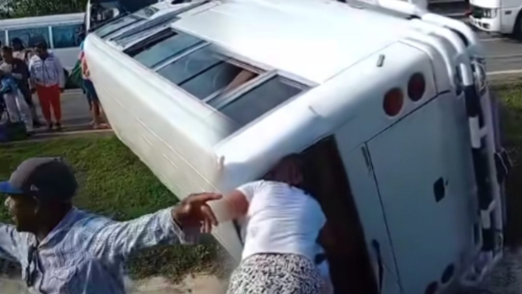 Una guagua que se dirigía hacia San Pedro de Macorís