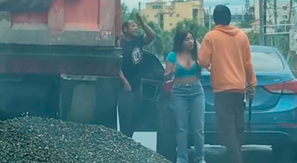 Una mujer intenta mediar entre dos hombre