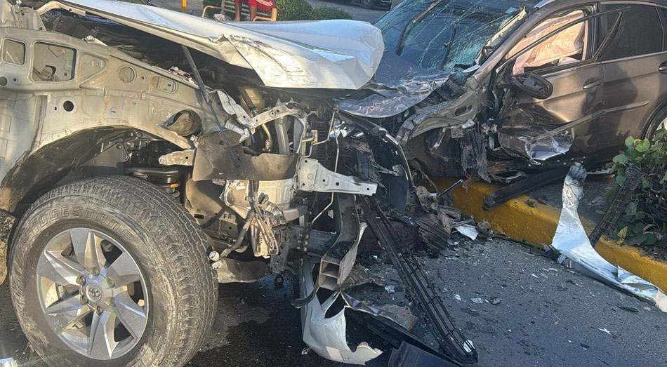 Una yipeta marca Toyota Land Cruiser Prado y una yipeta marca Honda
