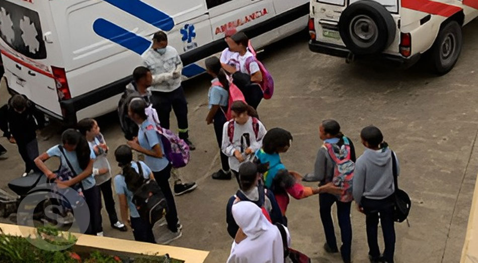 Varios maestros y estudiantes